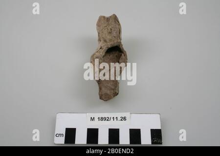 Fragment de figurine d'une femme (?): Tête et partie du corps supérieur., figurine, fragment, poterie, terre cuite, 10,2 x 4 x 3,8 cm, Allemagne Banque D'Images