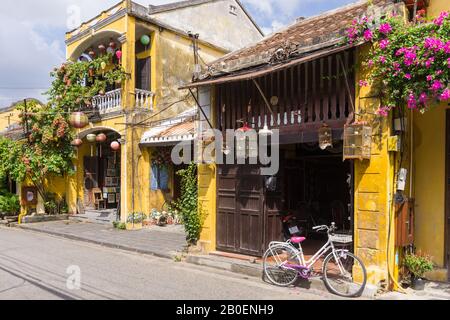 Hoi An Vietnam - rue typique dans l'ancienne ville de Hoi An, Vietnam, Asie du Sud-est. Banque D'Images