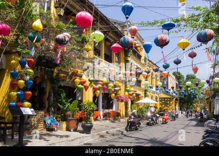 Vietnam Hoi An - rue Colorée décorée avec des lanternes à Hoi An ancienne ville, Vietnam, Asie du Sud-est. Banque D'Images