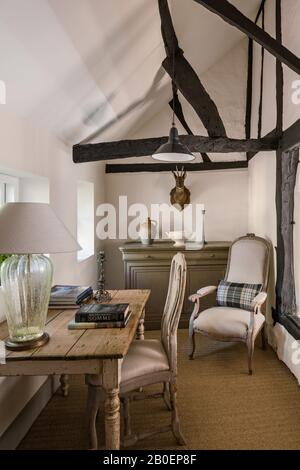 Chaise de salle à manger suédoise et fenêtre de table en chêne anglais donnant sur le jardin. Banque D'Images