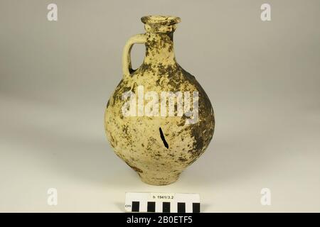 Pichet romain avec oreille de terre blanche. La moitié inférieure du ventre est décorée avec un motif à chevrons incisé primitif. Lacune dans le mur, de là une fissure au fond, plusieurs fissures dans le mur., Jug, faïence, h: 25 cm, diam.: 16,4 cm, roman, Pays-Bas, Hollande-Méridionale, Katwijk, Valkenburg Banque D'Images