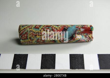 Poignée, Poignée de verre en mosaïque (2 fragments), originaire du Caire. Verre mosaïque moulé avec motif damier en verre opaque rouge, blanc, noir, turquoise et jaune., Fragment, poignée, verre, l. 5,5 cm, diam. 1,4 cm, Période copte, islamique 100 BC-100 AD, Egypte Banque D'Images