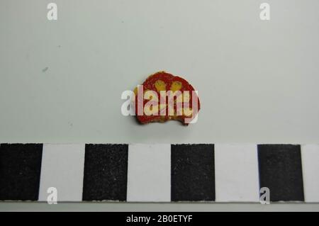 Fragment, mosaïque, lame d'un verre en mosaïque, originaire d'Adria. Disque rond en verre rouge opaque avec motif de fleur jaune à huit feuilles. Il manque un morceau du disque, de l'incrustation, du verre, du diam. 1,7 Cm, Période Gréco-Romaine, Époque Impériale Romaine Du Premier Siècle, Italie Banque D'Images