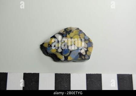 Fragment, mosaïque, Fragment de verre en mosaïque, d'Adria. Verre opaque bleu foncé avec des points blancs, bleu clair et jaune opaques sur le devant., Inlay, verre, 3,5 x 2,7 cm, Période gréco-romaine, époque impériale romaine du premier siècle, Italie Banque D'Images