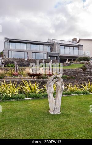 Statues dans le jardin en terrasse de la propriété rénovée des années 1960 à Fistral, Newquay Banque D'Images