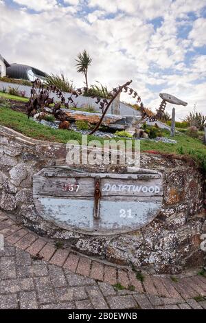 Statues dans le jardin en terrasse de la propriété rénovée des années 1960 à Fistral, Newquay Banque D'Images