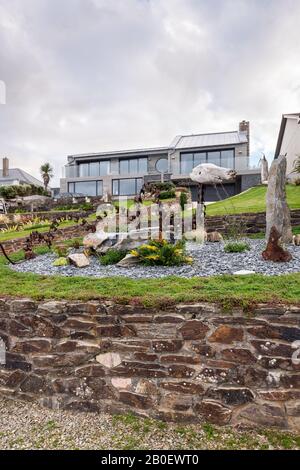 Statues dans le jardin en terrasse de la propriété rénovée des années 1960 à Fistral, Newquay Banque D'Images