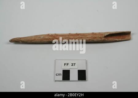 Plâtre moulé d'un morceau d'os sculpté avec ornementation, coulage, os sculpté, plâtre, 17,8 x 1,5 cm, préhistoire, France, inconnu, inconnu, Dordogne Banque D'Images