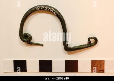 fibula à noeud en bronze avec porte-aiguille long et recourbé vers le haut. Aiguille en partie cassée, fibula, fibula de l'arche, métal, bronze, 5,5 x 1,3 x 3,0 cm, période Hallstatt plus ancienne, Autriche, inconnue, inconnue, inconnue Banque D'Images