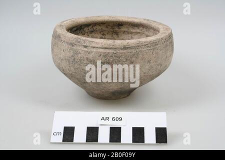 Bol en faïence à parois rugueuses, complètement intact., bol, faïence, h: 8.4 cm, diam.: 14 cm, romain, Pays-Bas, Hollande-Méridionale, Leidschendam-Voorburg, Voorburg, Arentsburg Banque D'Images