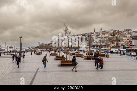 Uskudar, Istanbul / Turquie - 15 février 2020: Place Uskudar sur un jour nuageux Banque D'Images