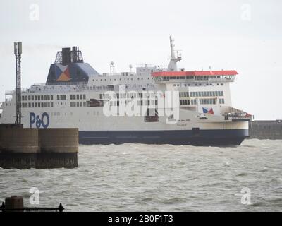 Dover, Kent, Royaume-Uni. 20 février 2020. Météo au Royaume-Uni : une journée venteuse et humide à Douvres. Crédit: James Bell/Alay Live News Banque D'Images