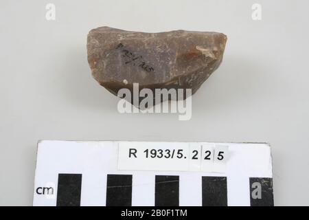 Outil Flint, noyau ou planer., outil, pierre, silex, 5,7 x 3 x 3,4 cm, préhistorique, France, inconnu, inconnu, Meyrals Banque D'Images