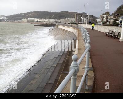 Dover, Kent, Royaume-Uni. 20 février 2020. Météo au Royaume-Uni : une journée venteuse et humide à Douvres. Crédit: James Bell/Alay Live News Banque D'Images