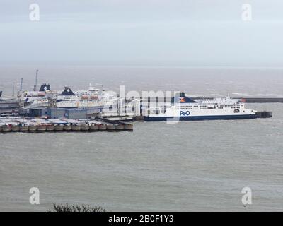 Dover, Kent, Royaume-Uni. 20 février 2020. Météo au Royaume-Uni : une journée venteuse et humide à Douvres. Crédit: James Bell/Alay Live News Banque D'Images