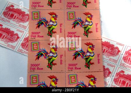Timbres-poste vietnamiens non utilisés ou à la menthe, avec ceux sur le dessus avec une poule multicolore Banque D'Images