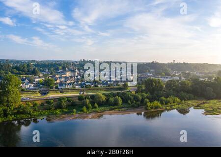 France, Indre et Loire, Loire Parc naturel Régional Anjou Touraine, Vallée de la Loire classée au patrimoine mondial par l'UNESCO, Langeais, la ville et la Loire Banque D'Images