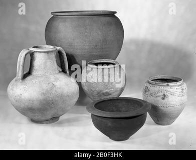 Bol romain en faïence grise sombre à parois rugueuses avec bord plat. Hofheim type 91 A. Avec une rainure horizontale au-dessus du ventre, vaisselle, bol, faïence, h: 9.5 cm, diam: 16.4 cm, Roman 50-100, Pays-Bas, Gueldre, Nimègue, Nimègue Banque D'Images