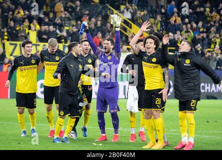 Dortmund, Allemagne. 18 févr. 2020. Jubilation finale, les joueurs célèbrent et dansent devant les fans, de gauche à droite Giovanni REYNA (DO), Erling HAALAND (DO), Achraf HAKIMI (DO), Raphael GUERREIRO (DO), goalwart Roman BUERKI (BÃ rki, DO), Axel WITSEL (DO), THDO (Ligue des champions), 16 (LIGUE des CHAMPIONS de football) Borussia Dortmund (DO) - Paris St Germain (PSG) 2: 1, le 18/02/2020 à Dortmund/Allemagne. Â | utilisation dans le monde crédit: DPA/Alay Live News Banque D'Images