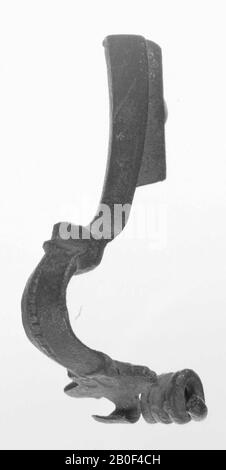 Fibula à yeux fermés en bronze, Haalebos type Ac. Aiguille et partie de la spirale cassée. La côte centrale est décorée d'un cadre perlé. Le pied est décoré avec un double incisé V. Le berceau n'est toujours qu'un bord vertical. Patchée sombre. Répartition: Principalement les provinces du Rhin et du Danube., Fibula, Eyes fibula, métal, bronze, longueur: 5,1 cm, roman 0-70, Pays-Bas, Gueldre, Maasdriel, Alem, Maas Banque D'Images
