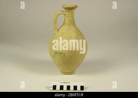 Pot romain avec 1 oreille, en forme de poire, modèle mince, profil rectangulaire puissant, lèvre lourde, terre de pipe jaune-blanc. Anciens colles et ajouts., Jug, faïence, h: 24,4 cm, diam.: 12,4 cm, roman, Pays-Bas, Brabant-Nord, Cuijk, Cuijk et Sint Agatha Banque D'Images