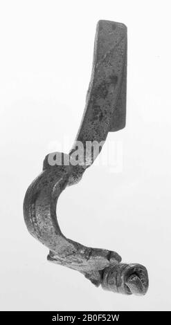 Fibula à yeux fermés en bronze, Haalebos type Ac. L'aiguille et une partie de la spirale sont manquantes. Le support est décoré d'un cadre perlé. Un V est incisé sur le pied. À l'arrière, les traces de l'instrument avec lequel le support est plié sont clairement visibles. Répartition: Les provinces du Rhin et du Danube., Fibula, Eyes fibula, métal, bronze, longueur: 5,5 cm, roman 0-50, Pays-Bas, Gueldre, Maasdriel, Alem, Maas Banque D'Images