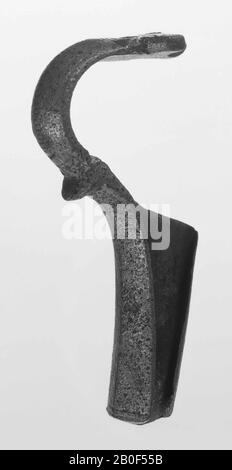 Fibula à yeux fermés en bronze, Haalebos type Ac. Aiguille et spirale cassées. Avec rainures sur le support et V double incisé sur le pied. Bouton papillon uniquement sur le bord droit. Répartition : provinces du Rhin et du Danube, fibula, yeux fibula, métal, bronze, longueur: 5,5 cm, romain 50-100, Pays-Bas, Gueldre, Maasdriel, Alem, Maas Banque D'Images