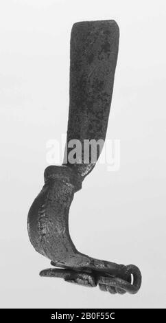 Fibula à yeux fermés en bronze, Haalebos type Ac. Aiguille et partie de la spirale cassée. Avec cadre perlé sur le support et V double incisé sur le pied. Répartition: Les provinces du Rhin et du Danube., Fibula, Eyes fibula, métal, bronze, longueur: 5,2 cm, roman 40-100, Pays-Bas, Gueldre, Maasdriel, Alem, Maas Banque D'Images