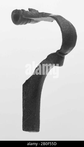 Fibula à yeux fermés en bronze, Haalebos type Ac. Aiguille et partie de la spirale cassée. Avec cadre perlé sur le support et V double incisé sur le pied. Répartition: Les provinces du Rhin et du Danube., Fibula, Eyes fibula, métal, bronze, longueur: 5,2 cm, roman 40-100, Pays-Bas, Gueldre, Maasdriel, Alem, Maas Banque D'Images