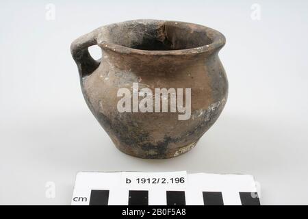 Pot avec oreille de faïence formée à la main (terpaware). Addition, poterie, poterie, terpaware, h: 7,7 cm, diam: 10 cm, roman, Pays-Bas, Groningue, Winsum, Joeswerd, Brillerij Banque D'Images