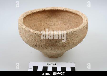 Bol romain à parois rugueuses en faïence jaune brunâtre avec bord arrondi. Fin du 2ème ou 3ème siècle., bol, poterie, h: 9.2 cm, diam.: 16.4 cm, roman, Pays-Bas, Gueldre, Berg en Dal, Millingen aan de Rijn Banque D'Images