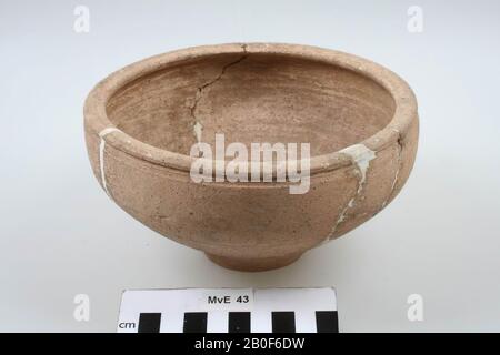 Bol romain à parois rugueuses en faïence marron clair avec bord arrondi. Fin du 2ème ou 3ème siècle. Avec collage ancien et dommages à la surface., bol, faïence, h: 8,7 cm, diam.: 16,4 cm, roman, Pays-Bas, Gueldre, Berg en Dal, Millingen aan de Rijn Banque D'Images