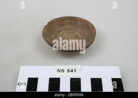 Bol plat romain ou couvercle en faïence jaune-gris à parois rugueuses. Couper le bord, bol, faïence, h: 1,5 cm, diam: 6,3 cm, roman, Pays-Bas, Gueldre, Nimègue, Nimègue Banque D'Images