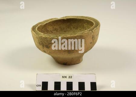 Bol romain en faïence brun clair à parois rugueuses, modèle tardif rare avec une fente pour un couvercle dans le bord. Composé de 2 gondoles et un supplément., bol, faïence, h: 8,5 cm, diam.: 13,7 cm, roman, Pays-Bas, Limbourg, Roerdalen, Melick Banque D'Images