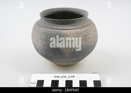 Urne romaine en faïence grise sombre à parois rugueuses et cuite au four dur avec bord incurvé fin. Stuart 204., urntje, poterie, h: 8,6 cm, diam.: 11 cm, roman Premier demi-siècle après Chr., Pays-Bas, Gueldre, Nimègue, Nimègue Banque D'Images