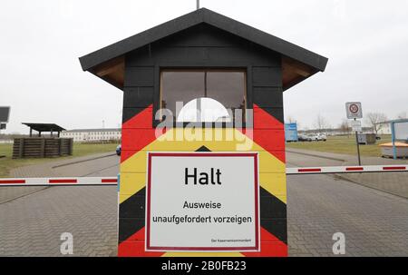 Torgelow, Allemagne. 20 février 2020. Un panneau se trouve sur une maison de garde de la Greifen-Kaserne des Forces armées allemandes avec l'inscription 'STOP, montrer les cartes d'identité sans être demandé'. Les casernes doivent fournir des troupes américaines sur le chemin de l'exercice à grande échelle de l'OTAN "Europe européenne 2020". Les troupes doivent se reposer et se réalimenter aux deux endroits Hagenow et Torgelow. « Europe 2020 » est considéré comme le plus grand exercice de déploiement de troupes de l'OTAN en 25 ans. Selon le Ministère de la défense, jusqu'à 37 000 soldats de 18 nations y participeront. Crédit: Bernd Wüstneck/Dpa/Alay Live News Banque D'Images