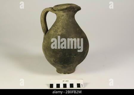 Bol à bec romain en faïence grise à parois rugueuses. Plutôt tard dans le travail. Trouvé dans la plaine Housse près des fouilles pour les travaux de fortification., Can, poterie, h: 22,5 cm, diam.: 15 cm, roman, Pays-Bas, Utrecht, Bunnik, Vechten Banque D'Images