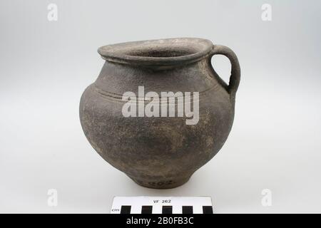 Boucles d'oreilles romaines en faïence grise à parois rugueuses, le bord supérieur s'est rétréci horizontalement. Trouvé dans la plaine de Housse près des excavations pour les travaux de fortification. Avec un trou dans le fond., Urntje, poterie, h: 15,5 cm, diam.: 16,7 cm, roman, Pays-Bas, Utrecht, Bunnik, Fighting Banque D'Images