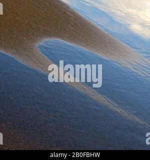 Résumé des marées détaillées dans le sable à marée basse sur la plage de Penbryn dans le sud-ouest du pays de Galles UK Banque D'Images