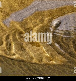 Résumé des marées détaillées dans le sable à marée basse sur la plage de Penbryn dans le sud-ouest du pays de Galles UK Banque D'Images