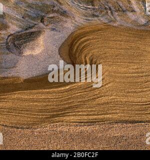 Résumé des marées détaillées dans le sable à marée basse sur la plage de Penbryn dans le sud-ouest du pays de Galles UK Banque D'Images