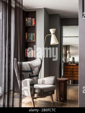 Lampe de plancher moderniste Diablo et fauteuil rembourré dans la chambre de l'appartement de West London
