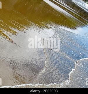 Résumé des marées détaillées dans le sable à marée basse sur la plage de Penbryn dans le sud-ouest du pays de Galles UK Banque D'Images