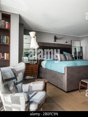 Lampe de plancher moderniste Diablo et fauteuil rembourré dans la chambre de l'appartement de West London