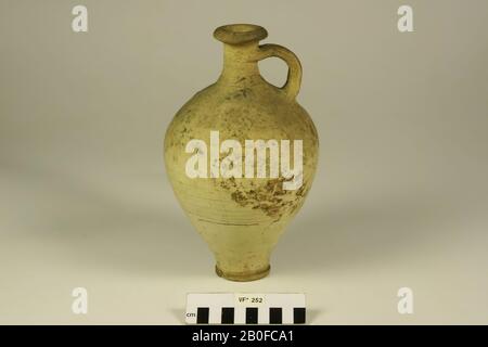 Bol à bec romain en faïence grise à parois rugueuses. Plutôt tard dans le travail. Trouvé dans la plaine Housse près des fouilles pour les travaux de fortification., Can, poterie, h: 22,5 cm, diam.: 15 cm, roman, Pays-Bas, Utrecht, Bunnik, Vechten Banque D'Images