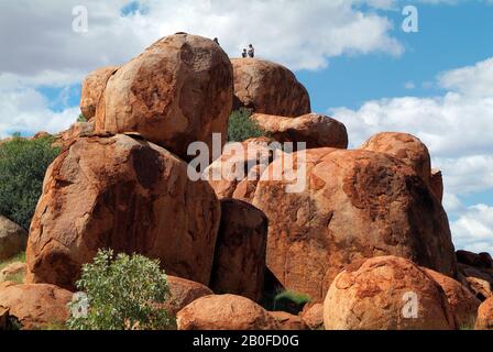 Waramungu, Australie 19 avril 2010 : des touristes non identifiés au sommet du site naturel et des aborigènes site sacré Devils Marbles dans le territoire du Nord Banque D'Images