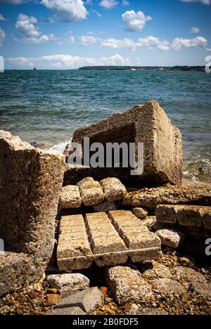 Ce qui ressemble à une pile de ordures est en fait les restes de tapis de durcissement de plage à Lepe Beach jouant un rôle crucial dans l'opération Overlord de la deuxième Guerre mondiale. Banque D'Images