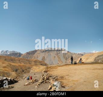 Les agriculteurs épandent du fumier de vache dans un champ en préparation pour une récolte du grain dans le Spiti Valley et de l'Himalaya en été dans Komic, Himachal Pradesh, Inde. Banque D'Images