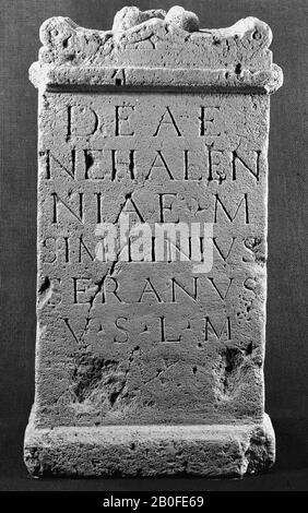 Autel. Calcaire. Droite et gauche : arbre. Dos endommagé, probablement non décoré. Sur le dessus au milieu 3 fruits., Autel, pierre, calcaire, 67 x 32,5 x 17 cm, 100 kg, roman 150-250, Pays-Bas, Zélande, Noord-Beveland, Colijnsplaat, Oosterschelde Banque D'Images