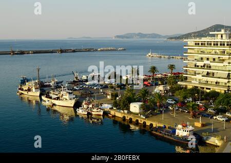 Kavala, Grèce - 11 septembre 2014: Port de la ville à Eastmacedonia avec bateaux de pêche et bâtiments Banque D'Images